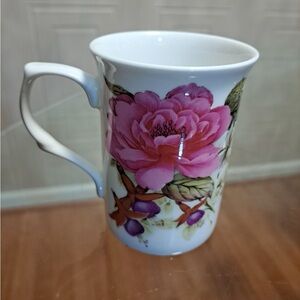 - - Brand New Beutiful Multicolor Floral Stechcol Mug .